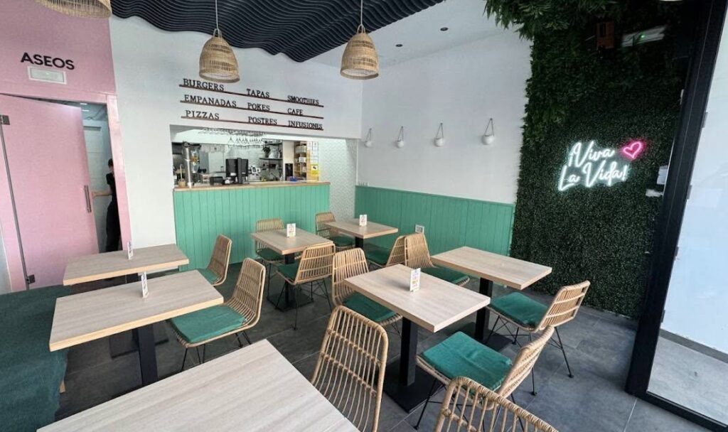 Interior of Kinoa vegan restaurant in Málaga with modern decor and casual seating kinoa-vegan-restaurant-malaga