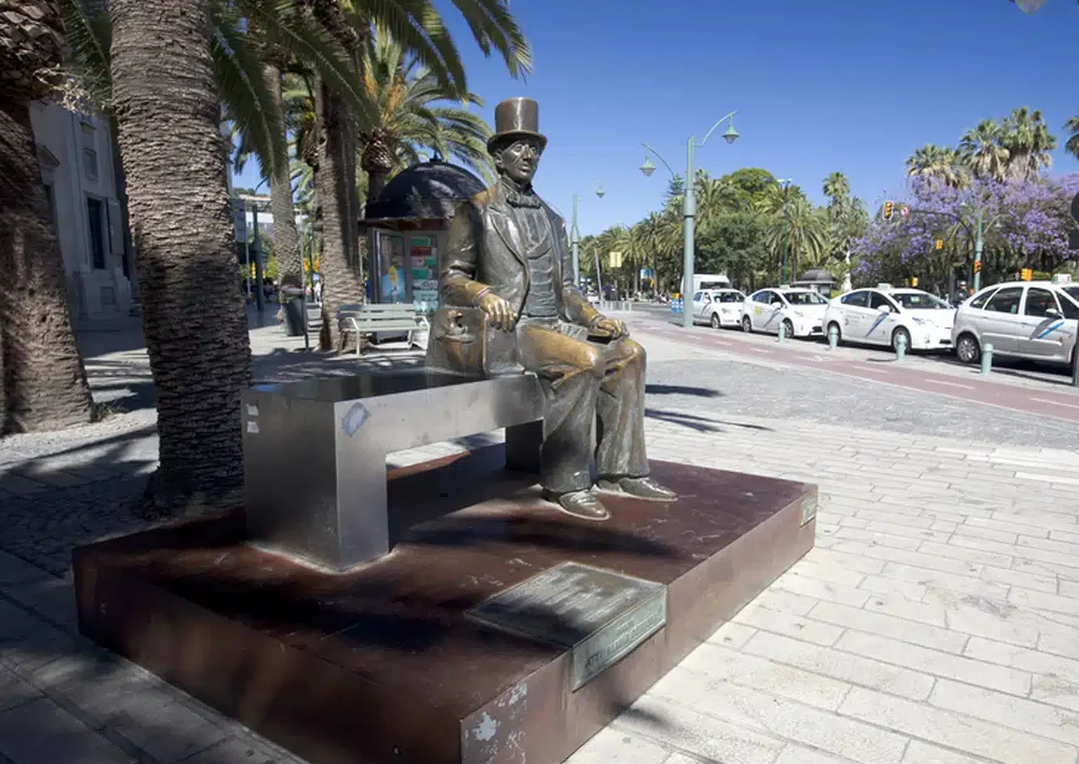Bronze statue of Hans Christian Andersen seated on a bench in Málaga’s Alameda Principal