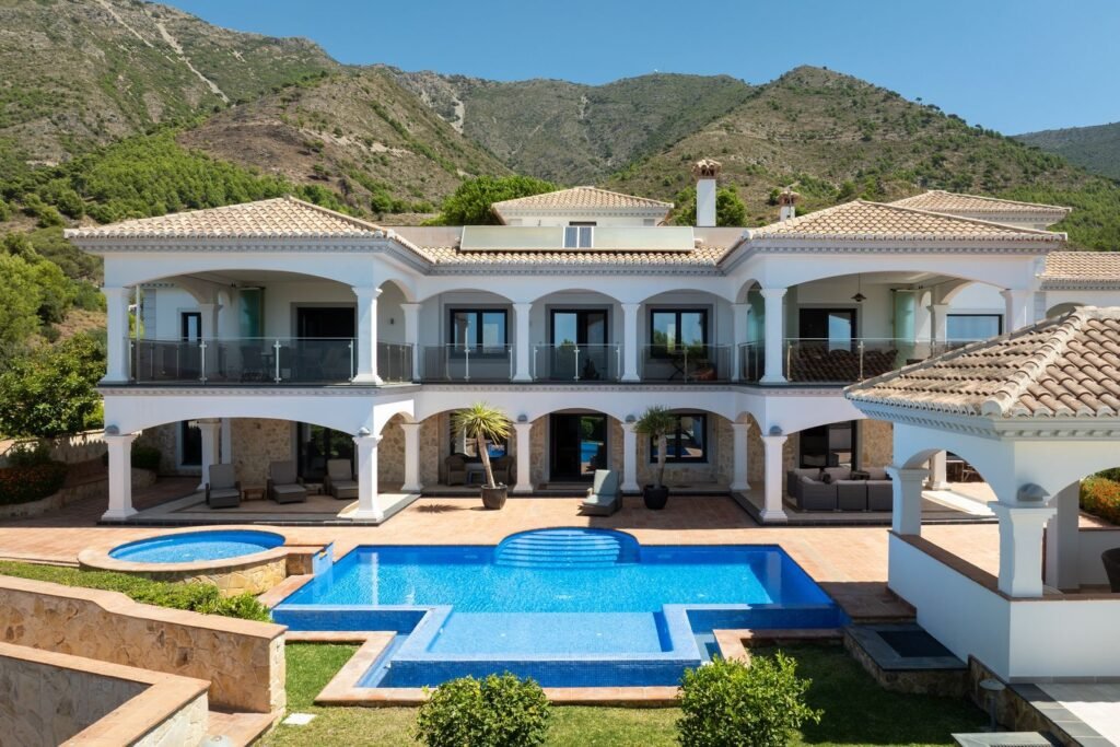 Luxury villa complex with swimming pool on the Costa del Sol costa-del-sol-luxury-property