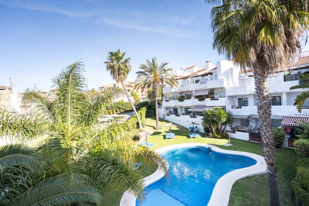 Gated apartment complex with swimming pool on the Costa del Sol costa-del-sol-property-swimming-pool (1)