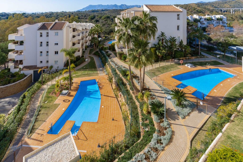 Exclusive apartment complex with two pools in a Costa del Sol residential area costa-del-sol-property-swimming-pool (3)
